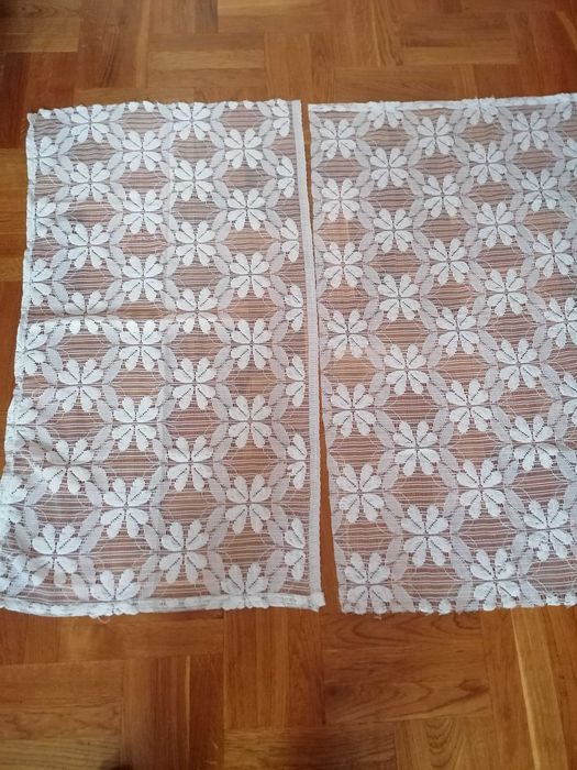 Firanka w tłoczone wzory rozmiar 100x60cm,sztuk 2.Do oszycia na dole.