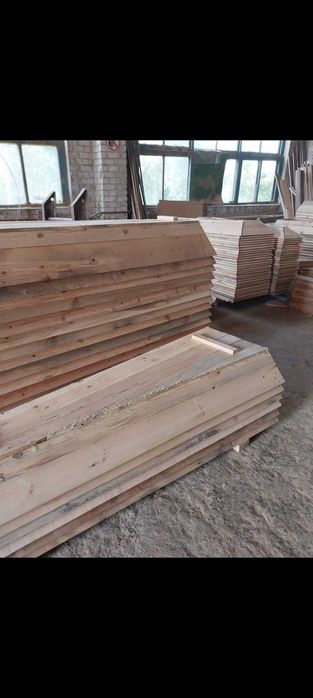 Труни не оббиті.