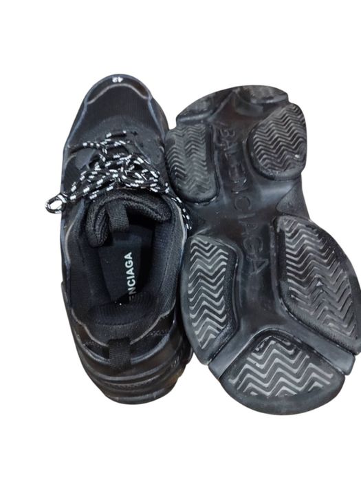Balenciaga Triple S 

Продам кросівки Balenciaga Tri