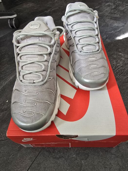 Нові кросівки Nike