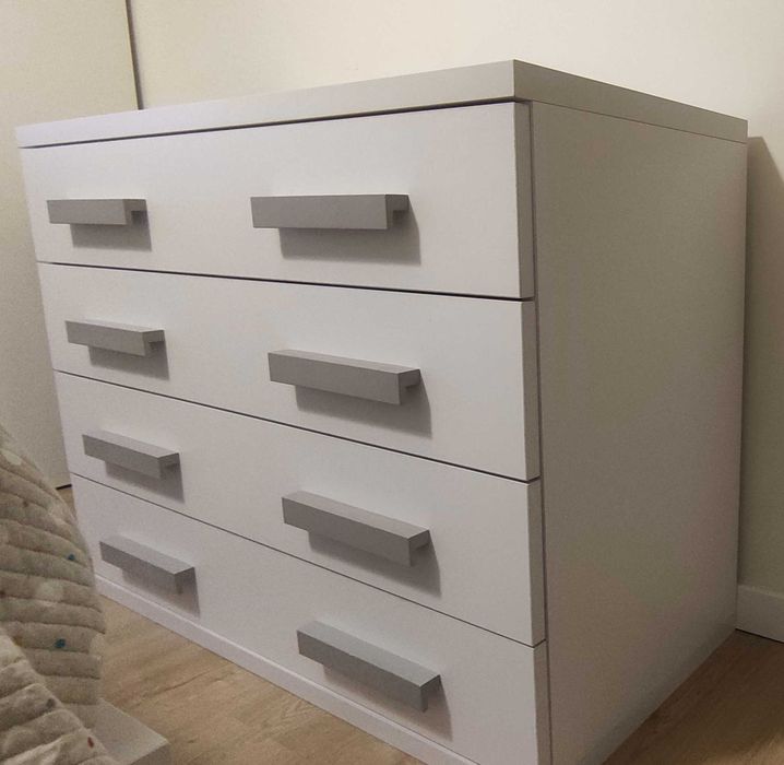 Cama, colchão mesa cabeceira e cómoda