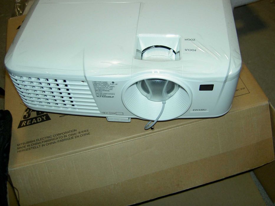 NOWY projektor multimedialny Mitsubishi EW330U