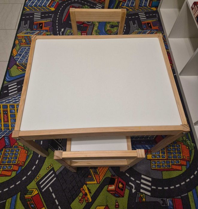 Продам детский столик с двумя стульчиками IKEA