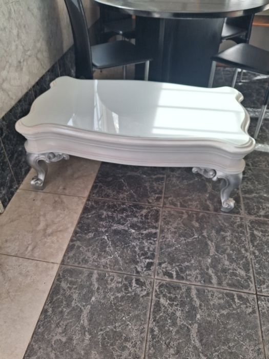 Mesa de centro madeira maciça lacada.
