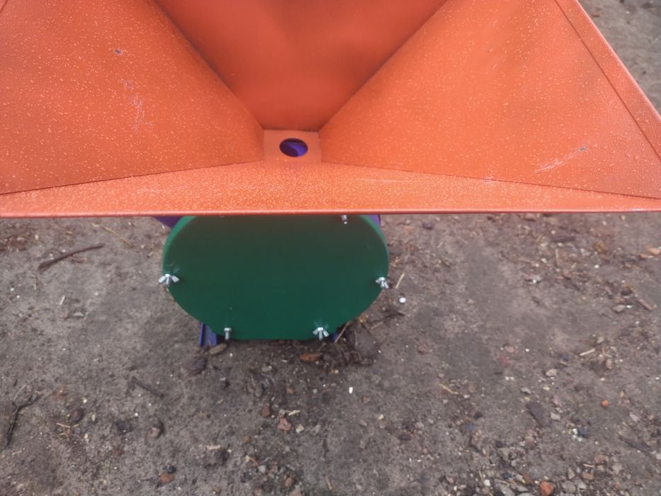 Млинок для зерна новий.