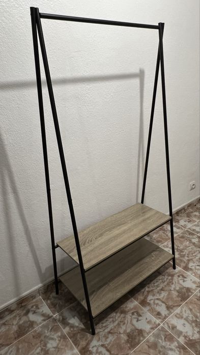 charriot de roupa com prateleiras