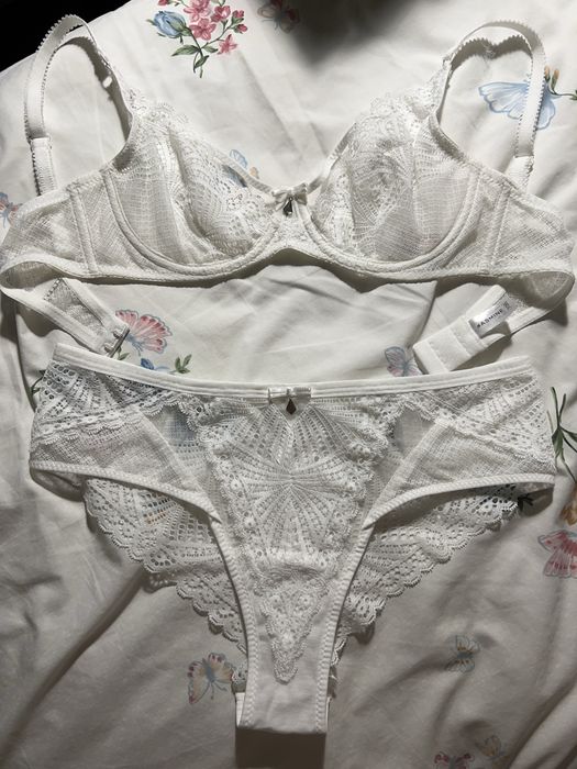Комлект білизни бюстгальтер мʼякий і трусики бразиліани білого кольору