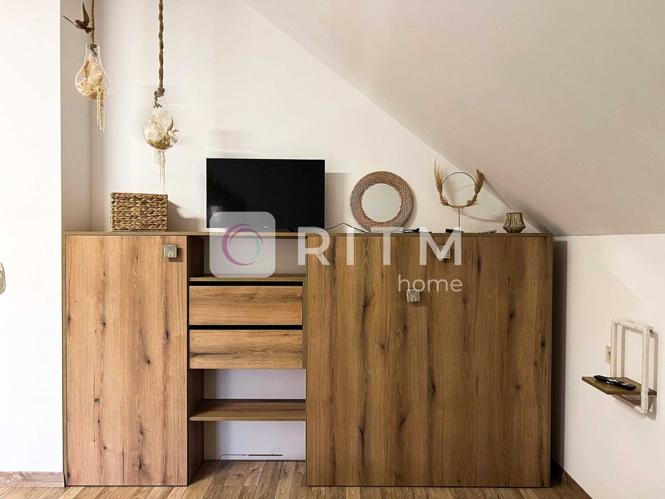 Здається двоповерховий будинок з сучасним дизайнерським ремонтом.