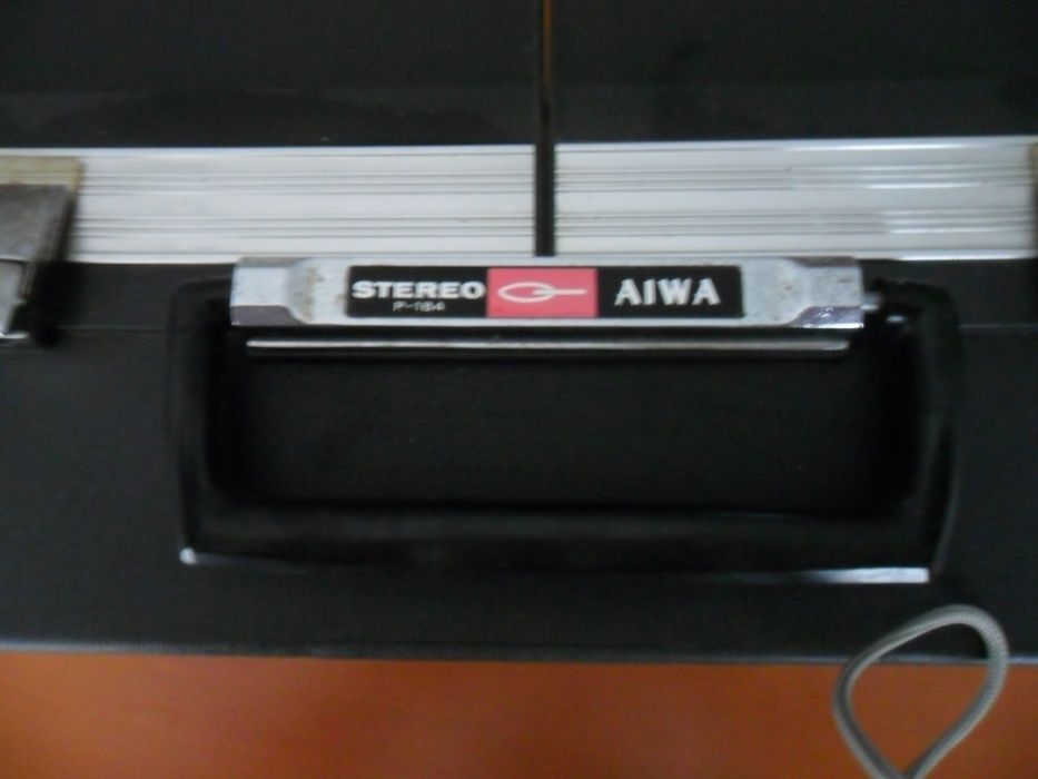 Gira Discos de mala portátil da marca Japonesa AIWA