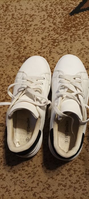 Białe adidasy  Dee Zee  rozmiar 40 na grubiej podeszwie.