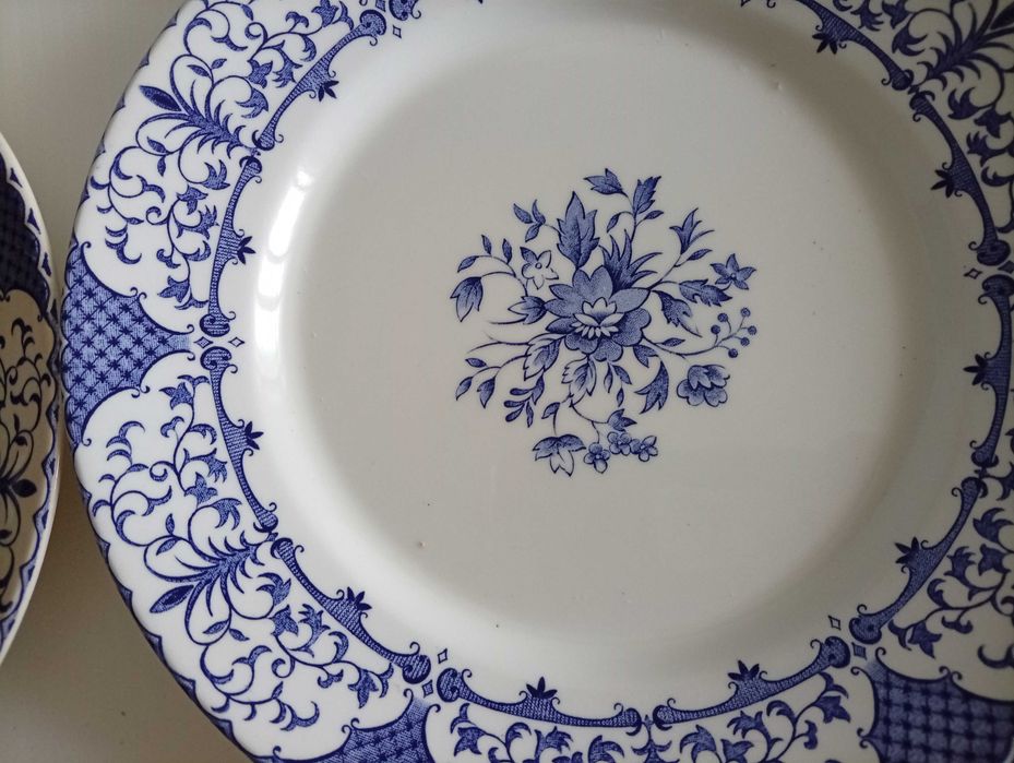 Pratos rasos da Fábrica de Louças de Sacavém