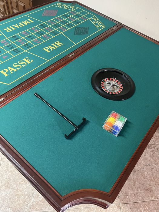 Mesa de jogo  e sala