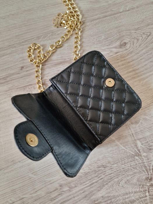 Torebka mini pikowana czarna na złotym łańchu