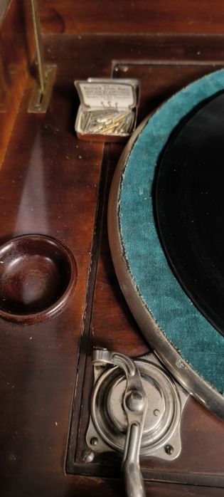 Patefon/gramofon mechaniczny szafkowy AXIAL z okresu międzywojennego
