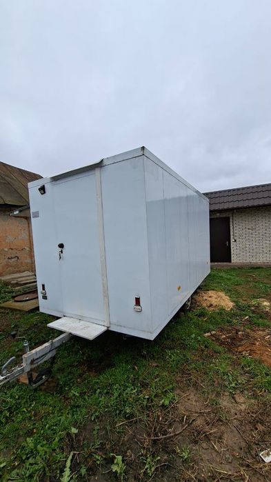 Торговий причіп на колесах