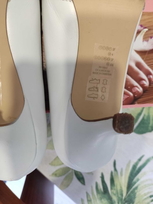Sapatos brancos e prateados em pele. Tam 37