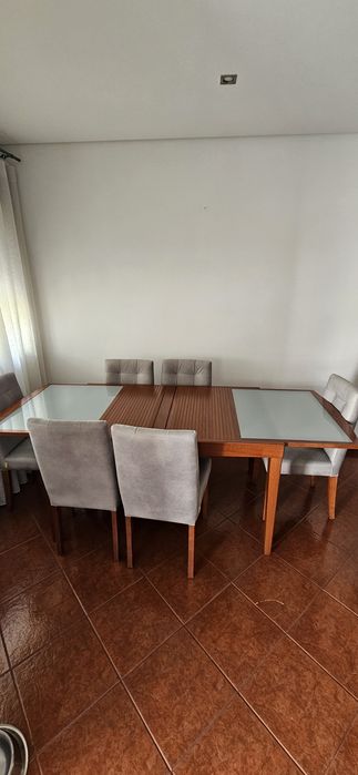 Mesa de jantar extensível - madeira e vidro + 6 cadeiras