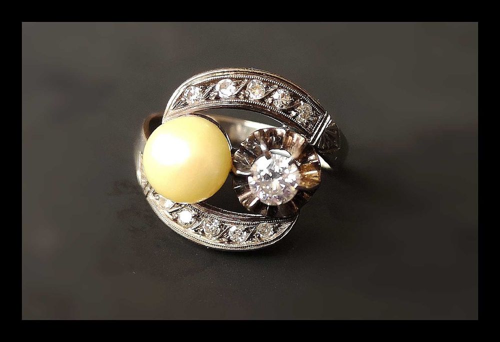 Anel em Ouro Branco com Diamantes Naturais e Pérola Verdadeira