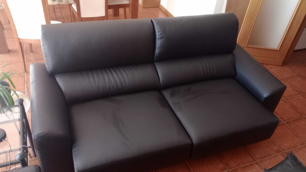 Sofás usados em pele e com assentos extensíveis