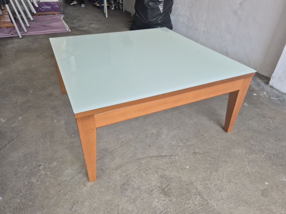 Mesa de Centro em cerejeira com tampo em vidro