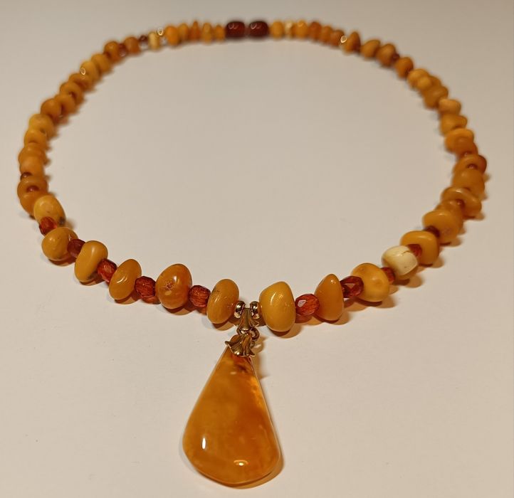 Krótkie korale z bursztynu