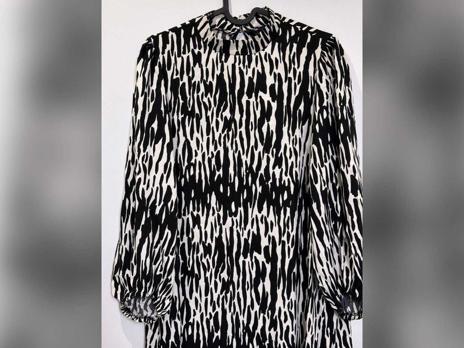 Sukienka czarna animal print ze stójką i bufkami M