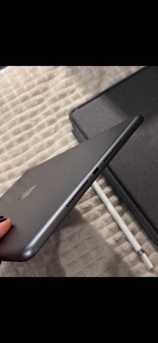 iPad 256gb 10.2’ + klawiatura Logitech Combo Touch + Apple Pencil