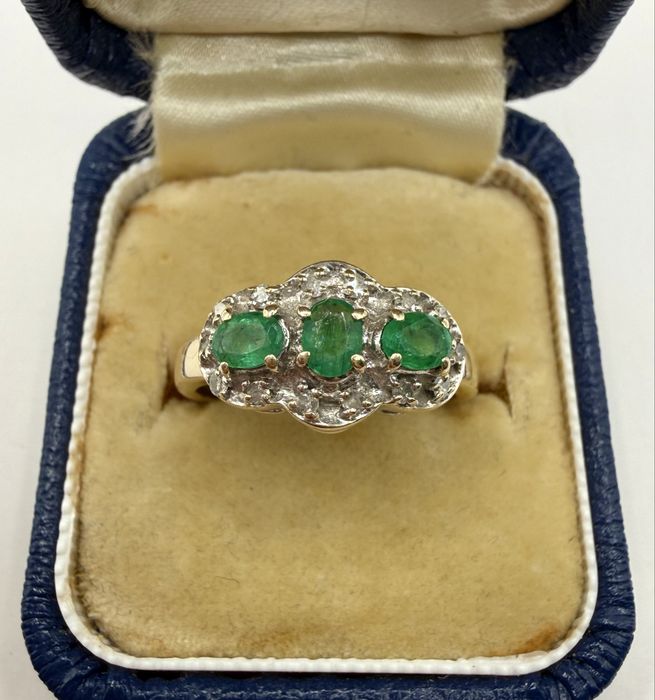Złoty pierścionek z szmaragdami 0,45ct i diamentami 0,15ct