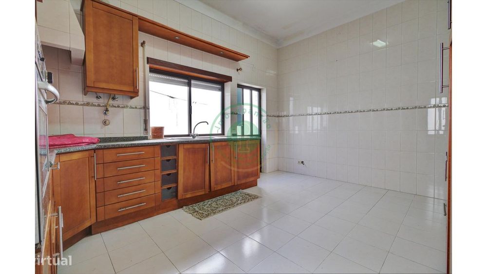 Moradia com 2 Pisos e Garagem