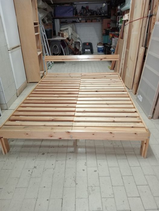 Cama de casal em madeira