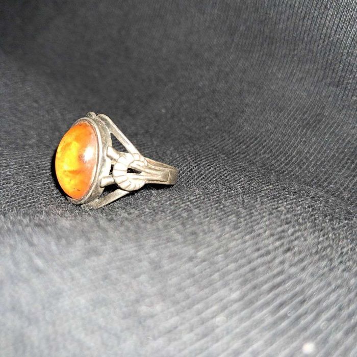 Sprzedam srebrny pierścionek z prośbą 925 i bursztynem