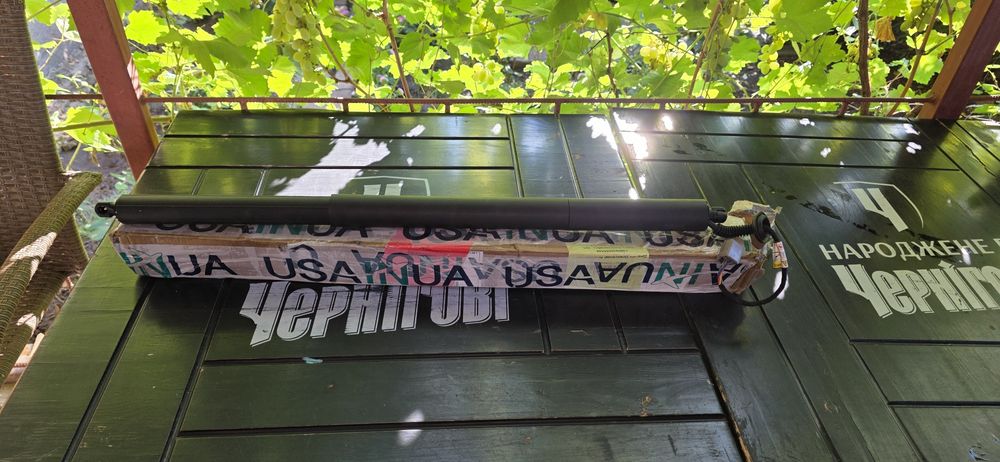 Електроамортизатор задней крышки багажника Ford Kuga 2013-2019г.