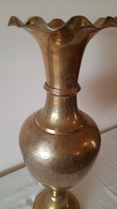 Jarra de latão trabalhado