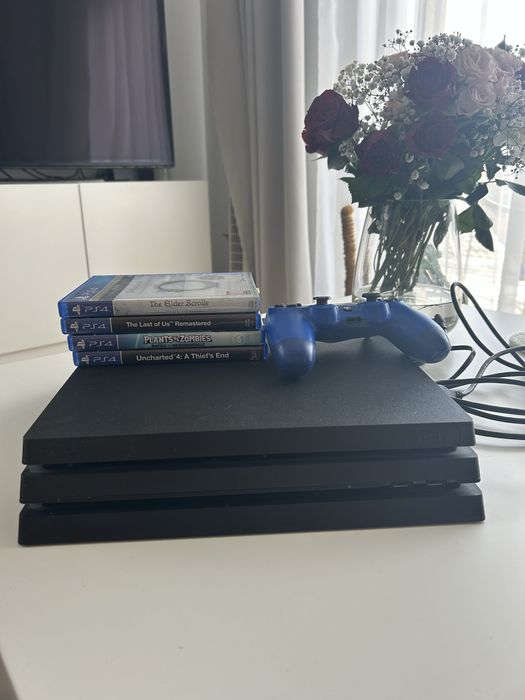 Playstation 4 Pro + pad + gry