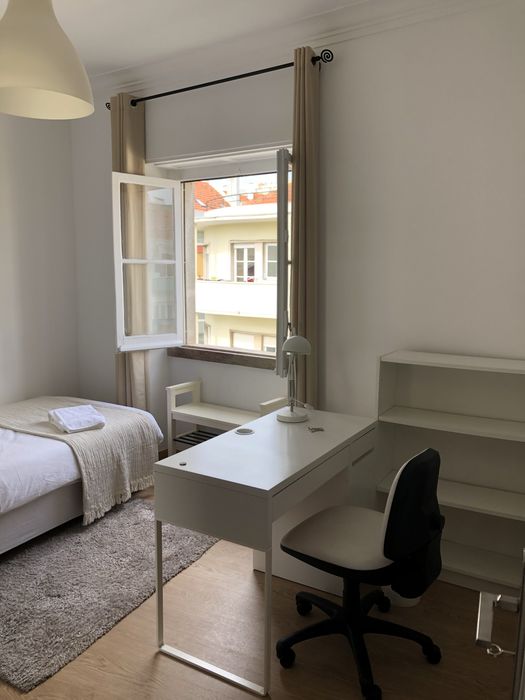 Quarto com muita luz natural Av. novas