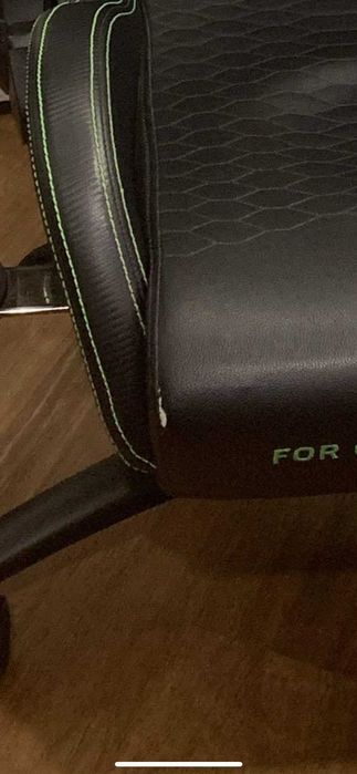 Cadeira Gaming Razer Iskur v1 - usada 2 anos