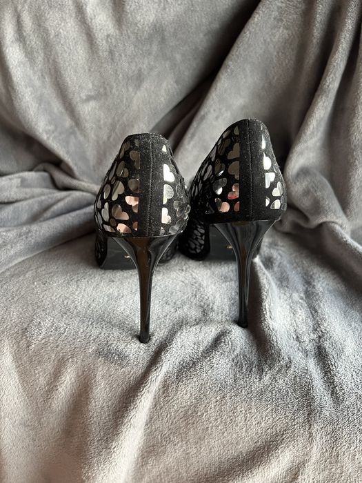 Szpilki w serca czarne