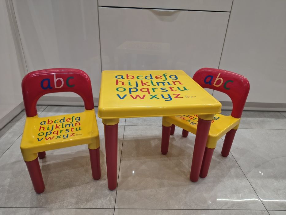 Stolik z krzesełkami dla dziecka