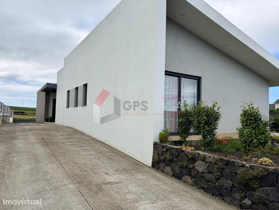 Moradia T3 de arquitetura moderna com excelentes áreas!