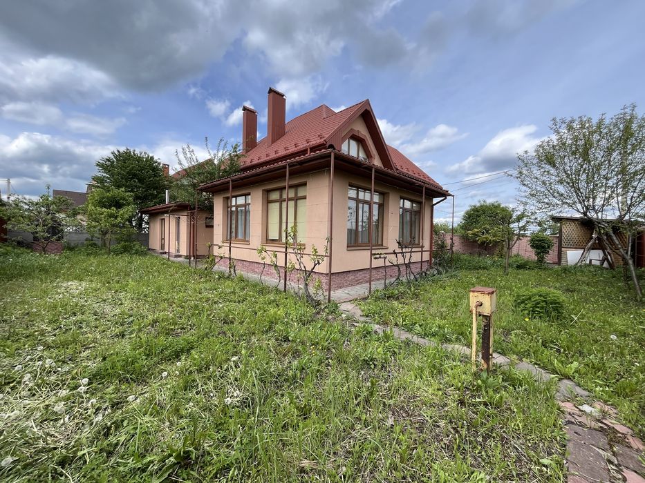 Продається будинок пл. 244 м2 в передмісті Івано-Франківська