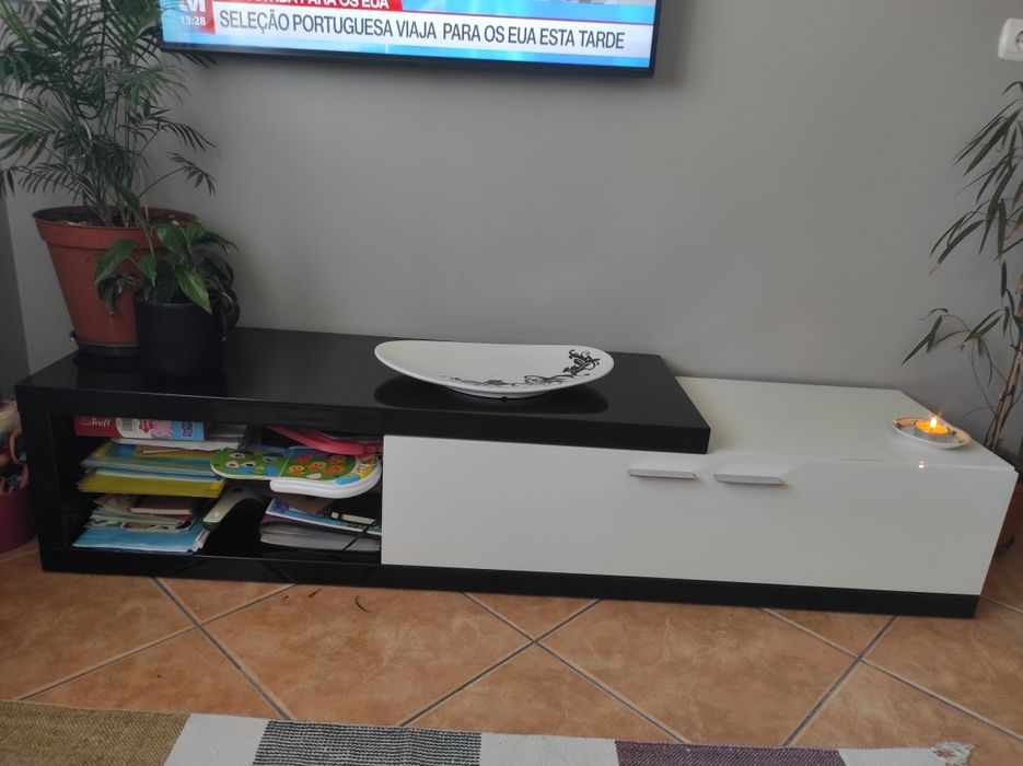 Móvel de TV  preto e branco brilhante , comprimento 2 metros, altura 39cm e largura 45 cm