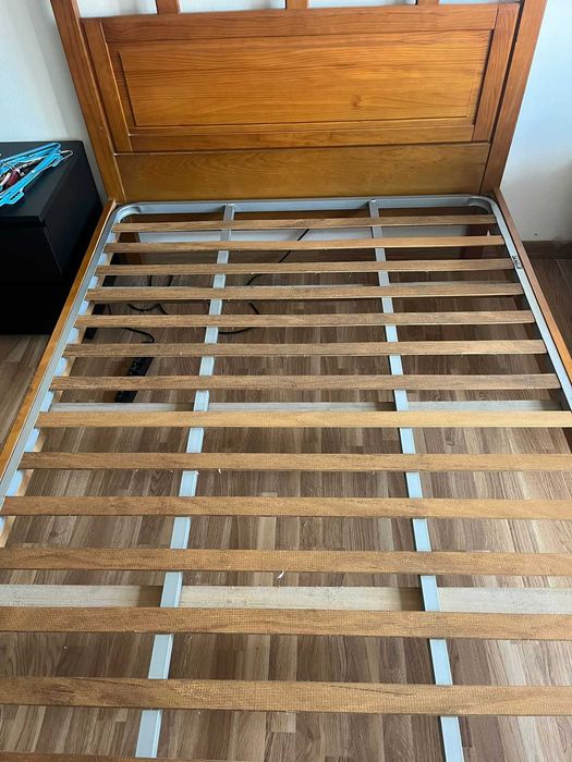 Cama de casal com colchão ortopédico e estrado