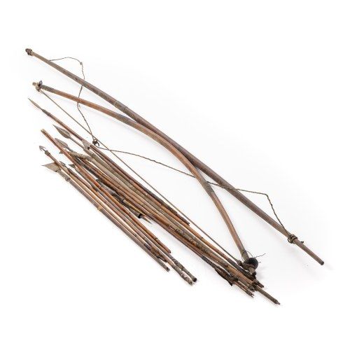 Arte Africana - 12 Flechas e 2 arcos - Século XIX - 150 cm