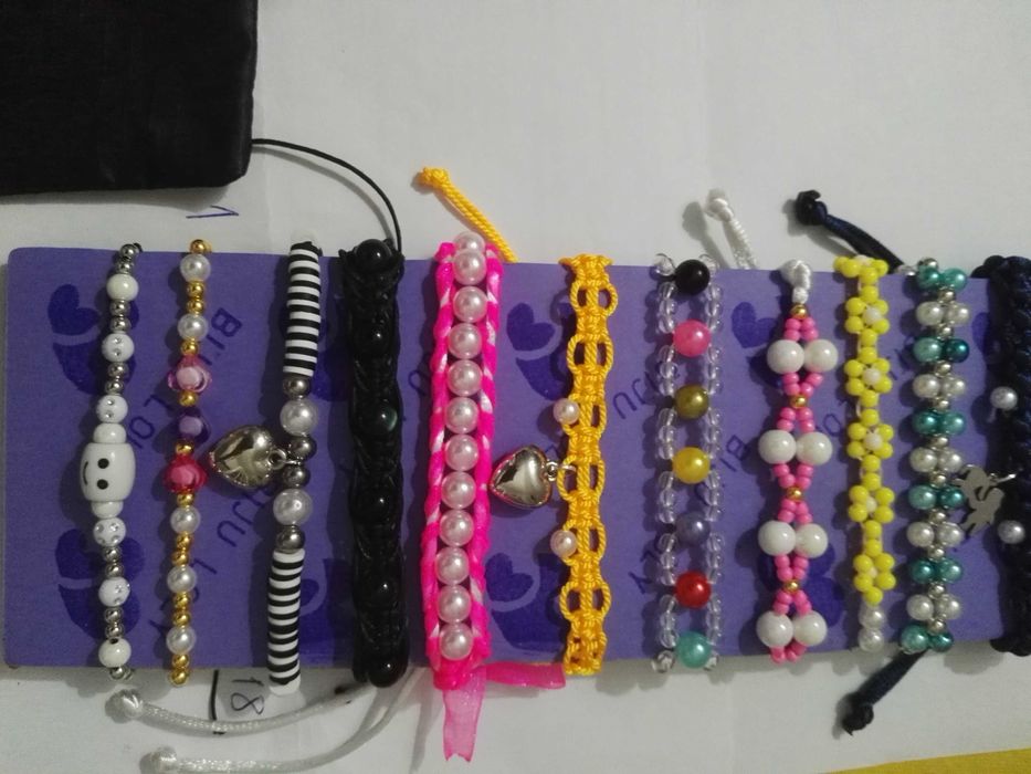 Bijuteria artesanal. Brincos, colares e pulseiras.