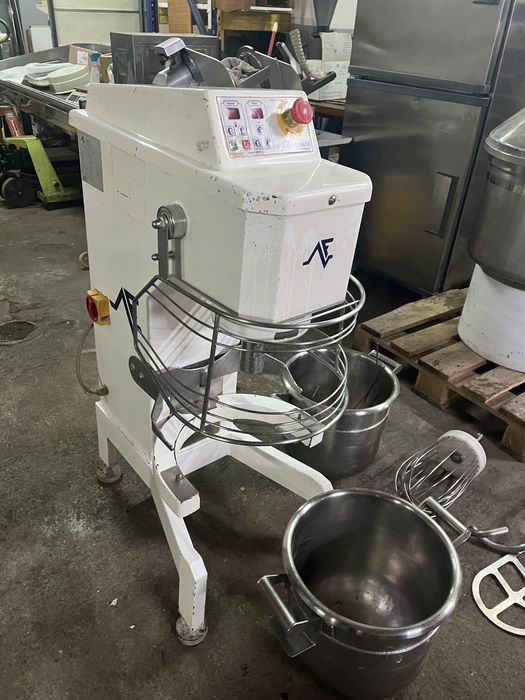 Batedeira planetária  20 Lt FERNETO modelo BTF020 com 2 baldes