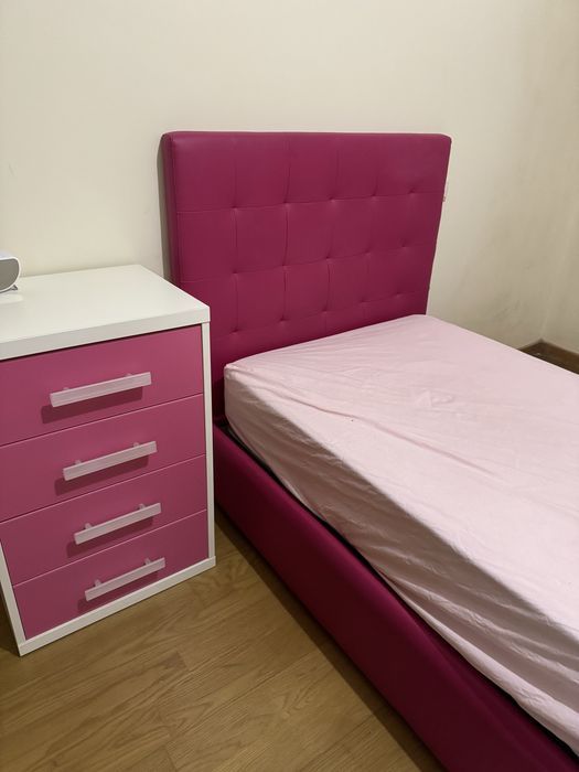 Cama solteiro com baú e sistema elevatória 1.00x2.00, secretária e mesa de cabeceira