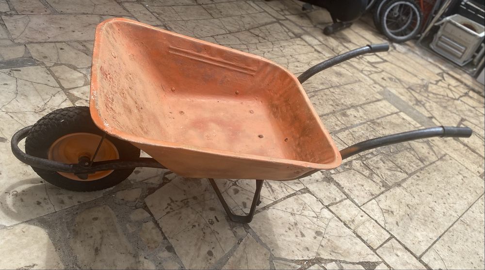 Carrinho de mão em bom estado