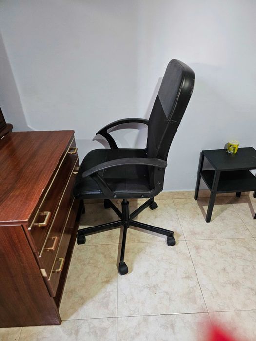 Cama, Geladeira, fogão, armario.