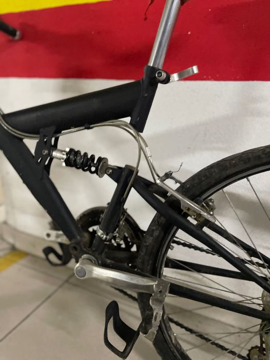 Bicicleta preta amortecedor frente/cebtro