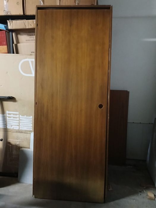 Uma porta e varios peromes em carvalho para corrimao de escadas